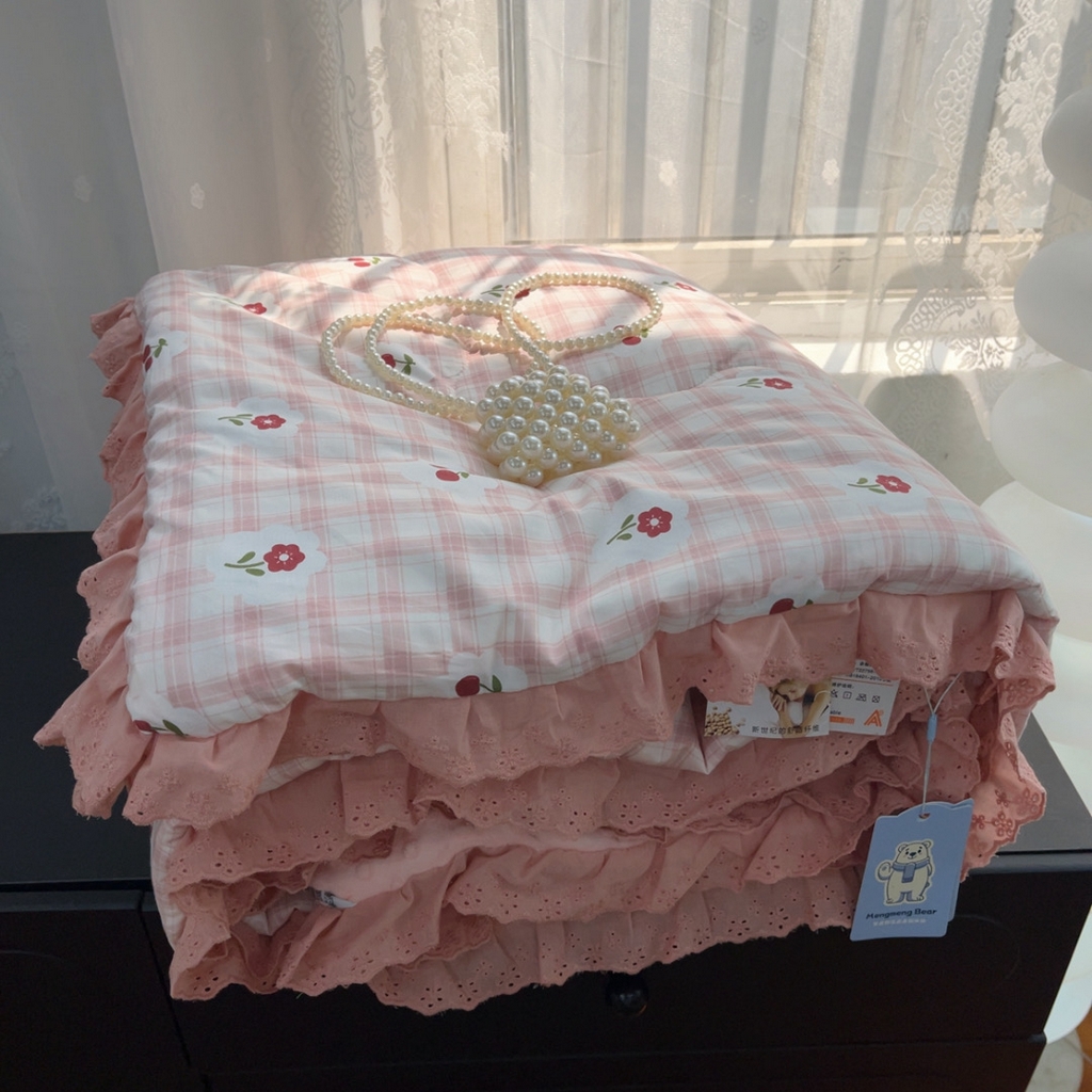 91家纺网 家纺一手货源 找家纺 暖居 2025新款纯棉花边款春秋豆豆被四季通用 樱桃 格子粉