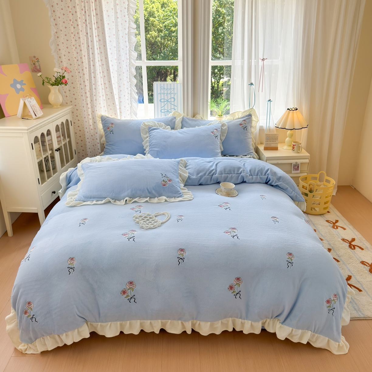 娜娜 2025新款法式花边刺绣牛奶绒四件套 云间玫瑰-天空蓝
