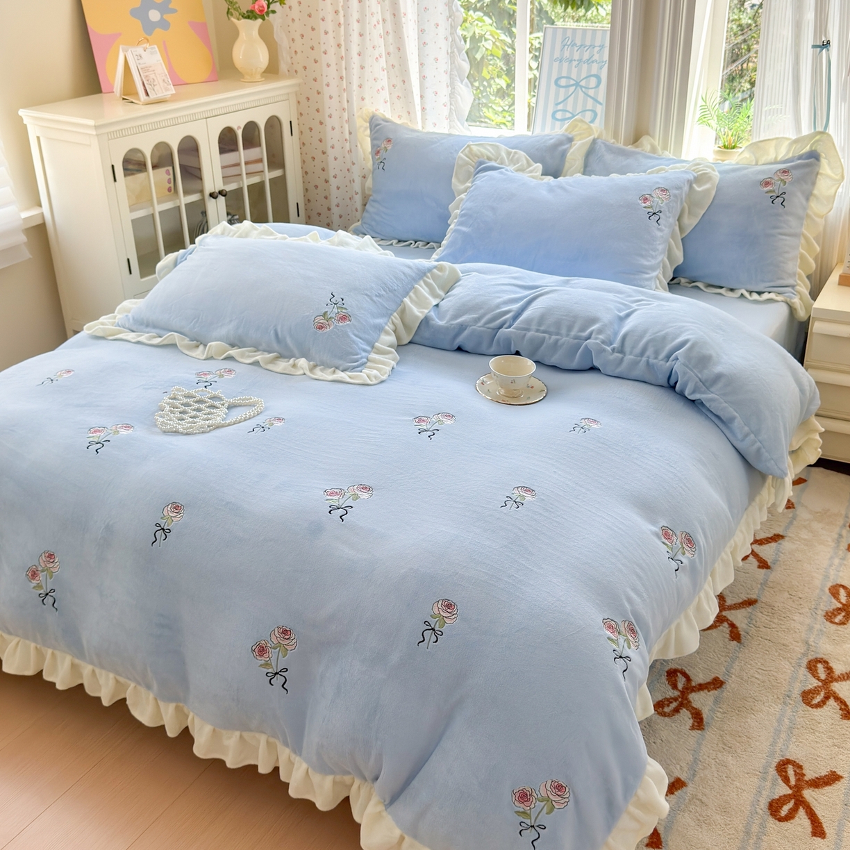 91家纺网 家纺一手货源 找家纺 娜娜 2025新款法式花边刺绣牛奶绒四件套 云间玫瑰-天空蓝