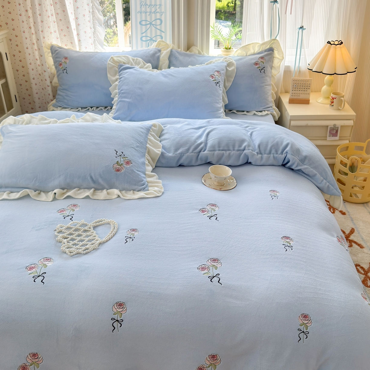 91家纺网 家纺一手货源 找家纺 娜娜 2025新款法式花边刺绣牛奶绒四件套 云间玫瑰-天空蓝