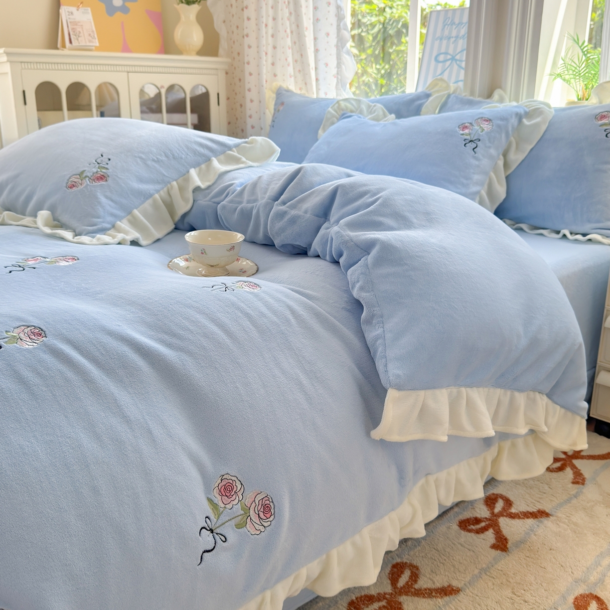 91家纺网 家纺一手货源 找家纺 娜娜 2025新款法式花边刺绣牛奶绒四件套 云间玫瑰-天空蓝