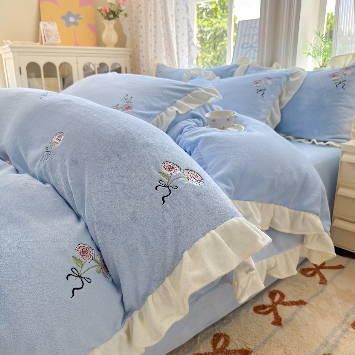 91家纺网 家纺一手货源 找家纺 娜娜 2025新款法式花边刺绣牛奶绒四件套 云间玫瑰-天空蓝