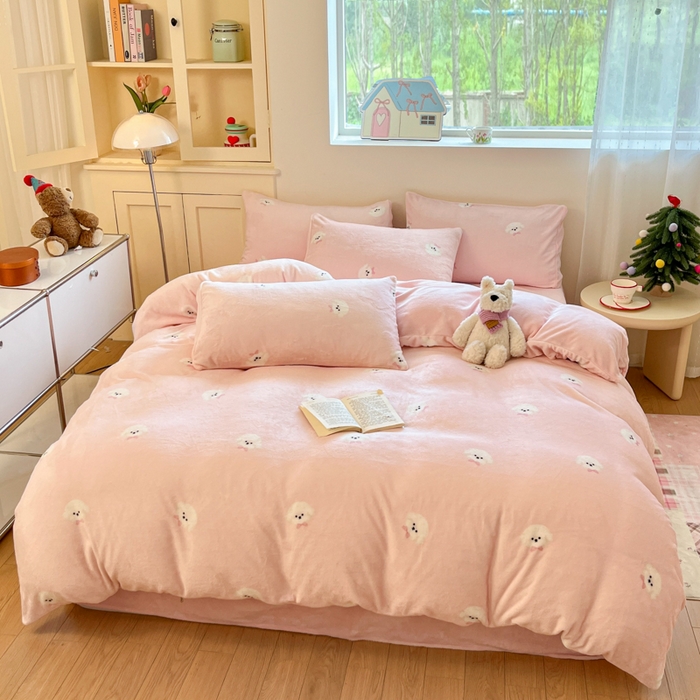 91家纺网 家纺一手货源 找家纺 贝扬思家纺 2025新款软fufu加厚保暖可爱系简约牛奶绒套件系列（小红书推荐）（提供买家秀） 绒绒小狗粉