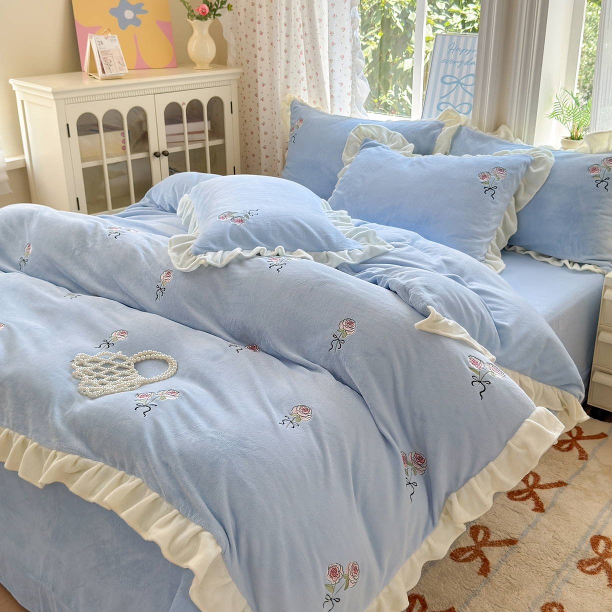 91家纺网 家纺一手货源 找家纺 娜娜 2025新款法式花边刺绣牛奶绒四件套 云间玫瑰-天空蓝