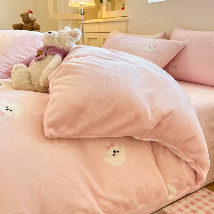 91家纺网 家纺一手货源 找家纺 贝扬思家纺 2025新款软fufu加厚保暖可爱系简约牛奶绒套件系列（小红书推荐）（提供买家秀） 绒绒小狗粉