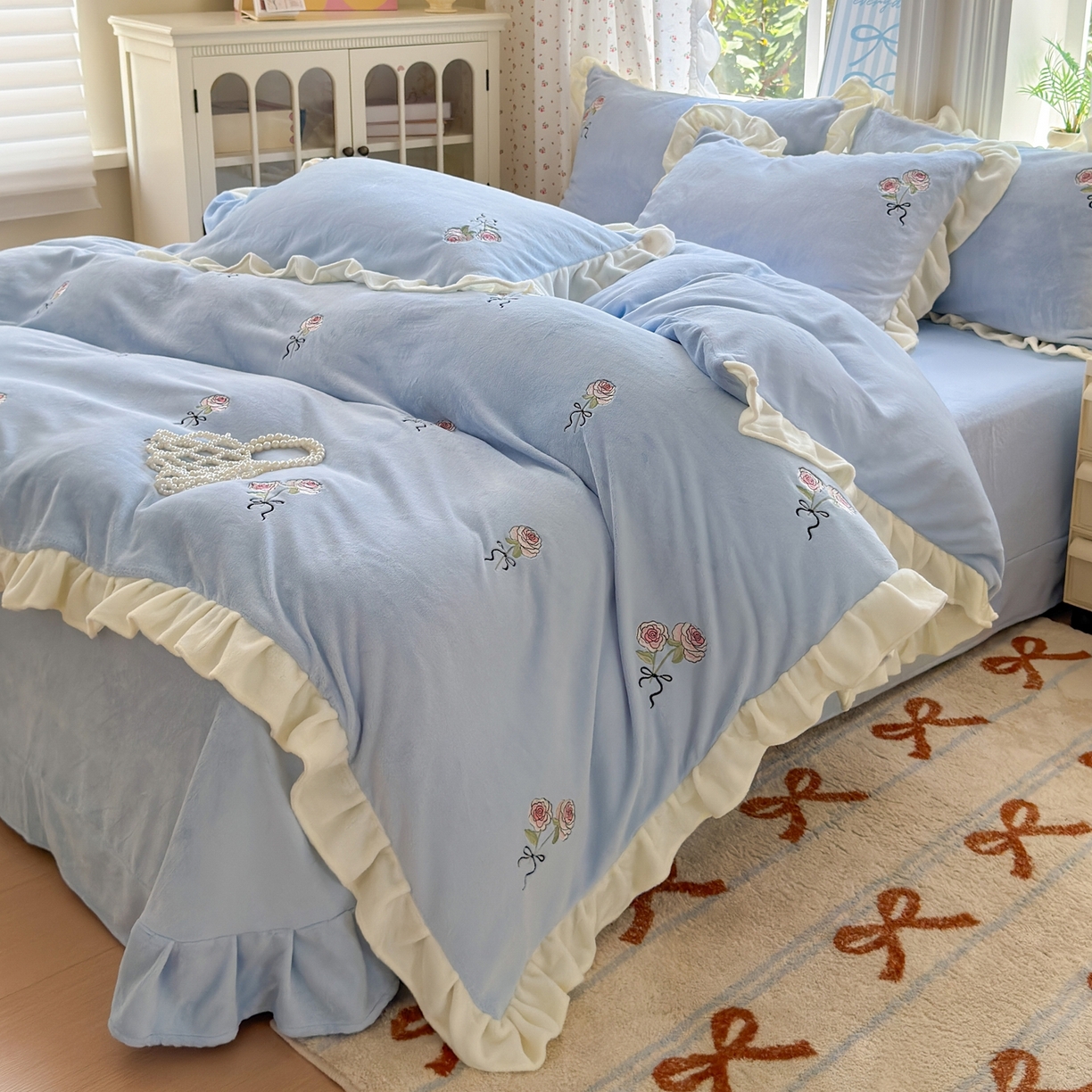 91家纺网 家纺一手货源 找家纺 娜娜 2025新款法式花边刺绣牛奶绒四件套 云间玫瑰-天空蓝