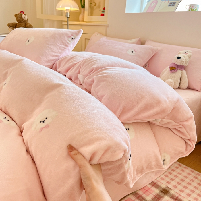 91家纺网 家纺一手货源 找家纺 贝扬思家纺 2025新款软fufu加厚保暖可爱系简约牛奶绒套件系列（小红书推荐）（提供买家秀） 绒绒小狗粉