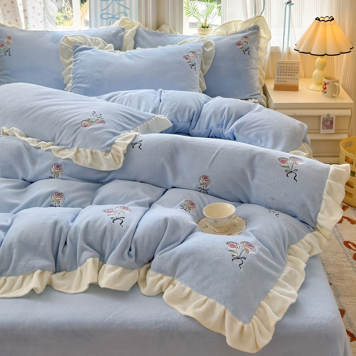 91家纺网 家纺一手货源 找家纺 娜娜 2025新款法式花边刺绣牛奶绒四件套 云间玫瑰-天空蓝