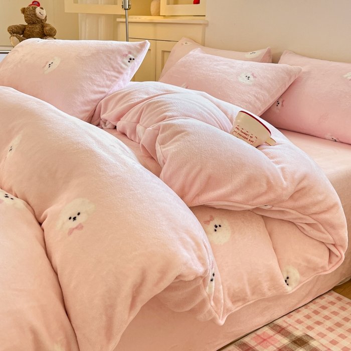 91家纺网 家纺一手货源 找家纺 贝扬思家纺 2025新款软fufu加厚保暖可爱系简约牛奶绒套件系列（小红书推荐）（提供买家秀） 绒绒小狗粉