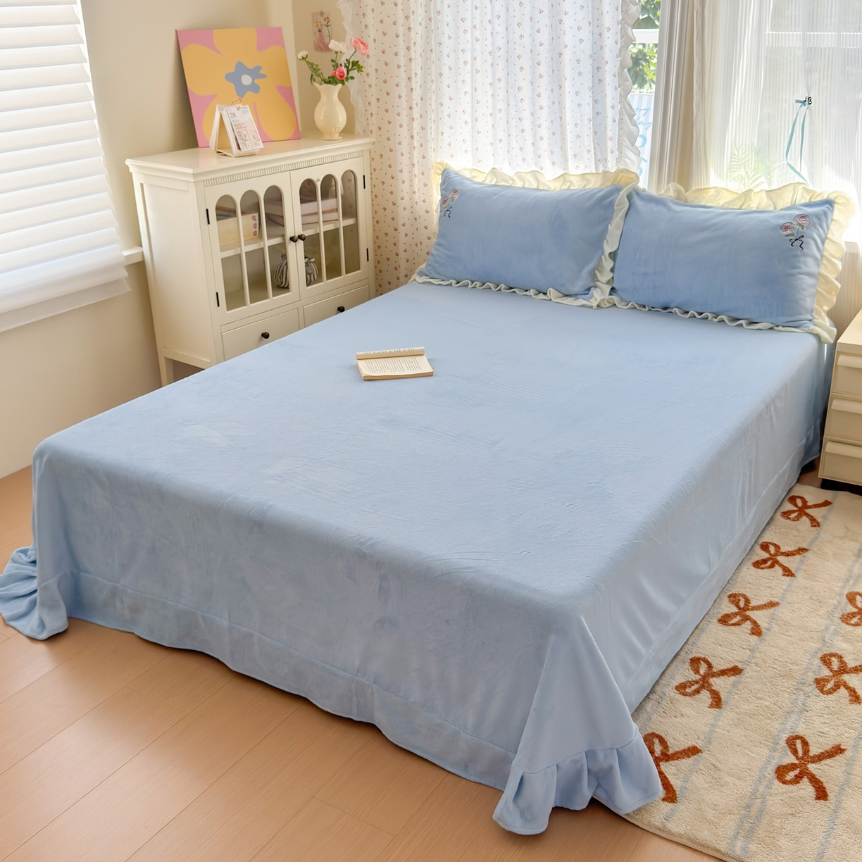 91家纺网 家纺一手货源 找家纺 娜娜 2025新款法式花边刺绣牛奶绒四件套 云间玫瑰-天空蓝