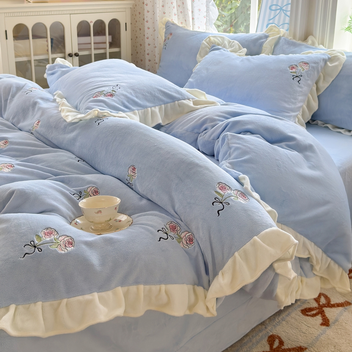 91家纺网 家纺一手货源 找家纺 娜娜 2025新款法式花边刺绣牛奶绒四件套 云间玫瑰-天空蓝