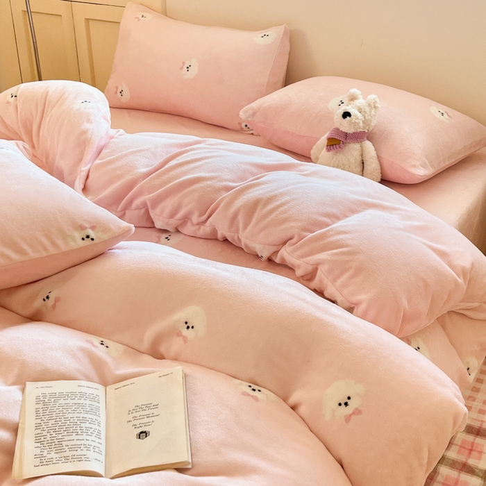 91家纺网 家纺一手货源 找家纺 贝扬思家纺 2025新款软fufu加厚保暖可爱系简约牛奶绒套件系列（小红书推荐）（提供买家秀） 绒绒小狗粉