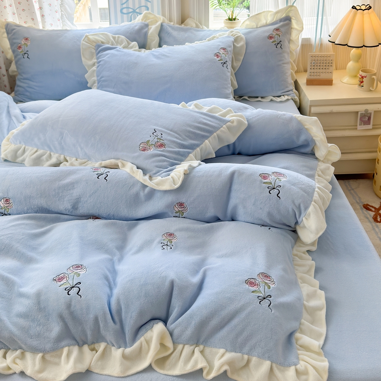 91家纺网 家纺一手货源 找家纺 娜娜 2025新款法式花边刺绣牛奶绒四件套 云间玫瑰-天空蓝
