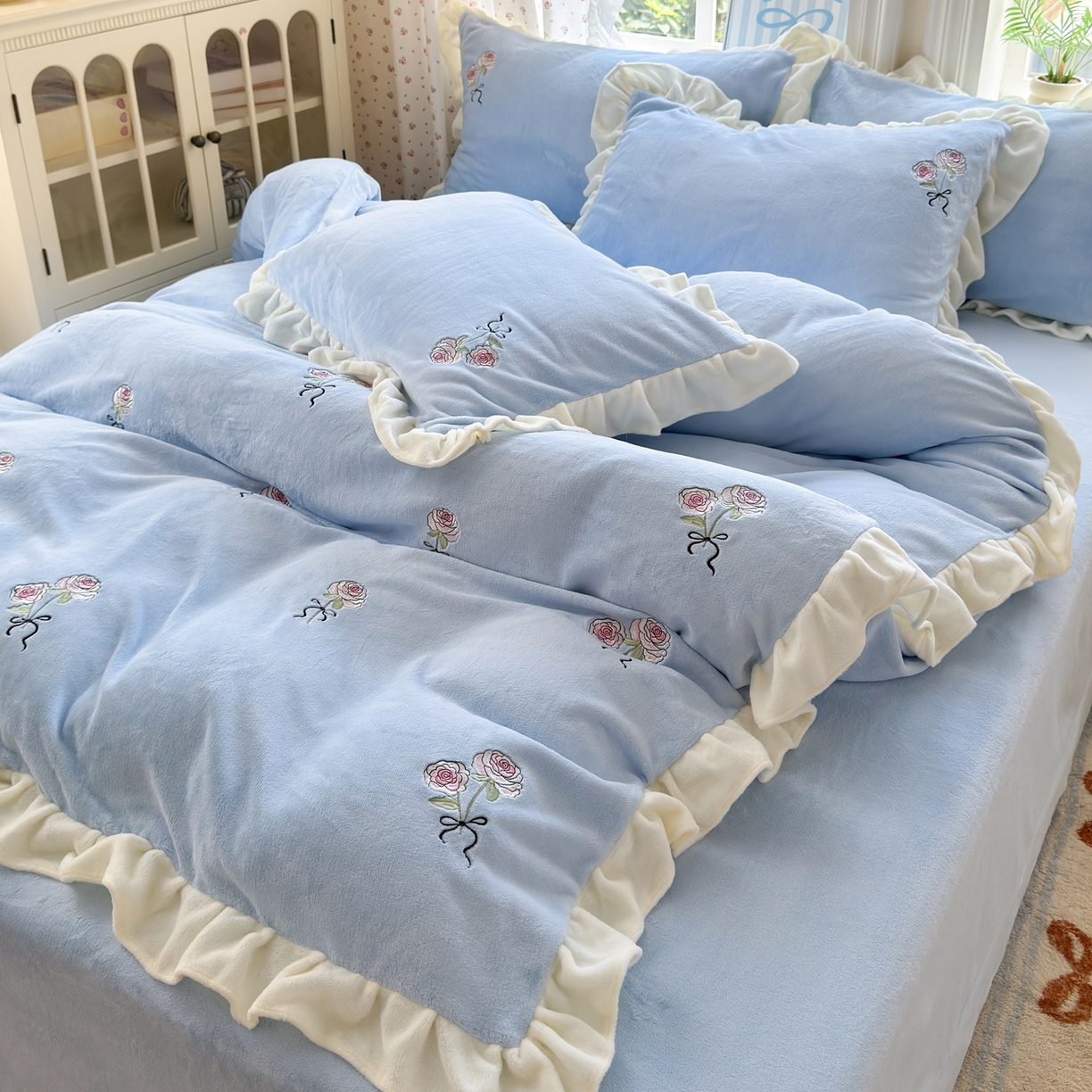 91家纺网 家纺一手货源 找家纺 娜娜 2025新款法式花边刺绣牛奶绒四件套 云间玫瑰-天空蓝
