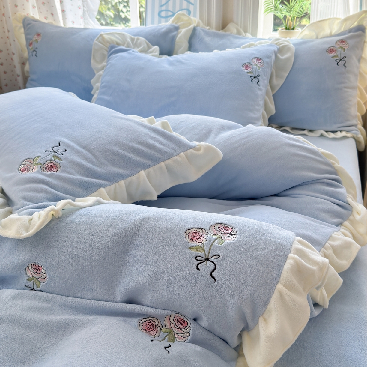 91家纺网 家纺一手货源 找家纺 娜娜 2025新款法式花边刺绣牛奶绒四件套 云间玫瑰-天空蓝