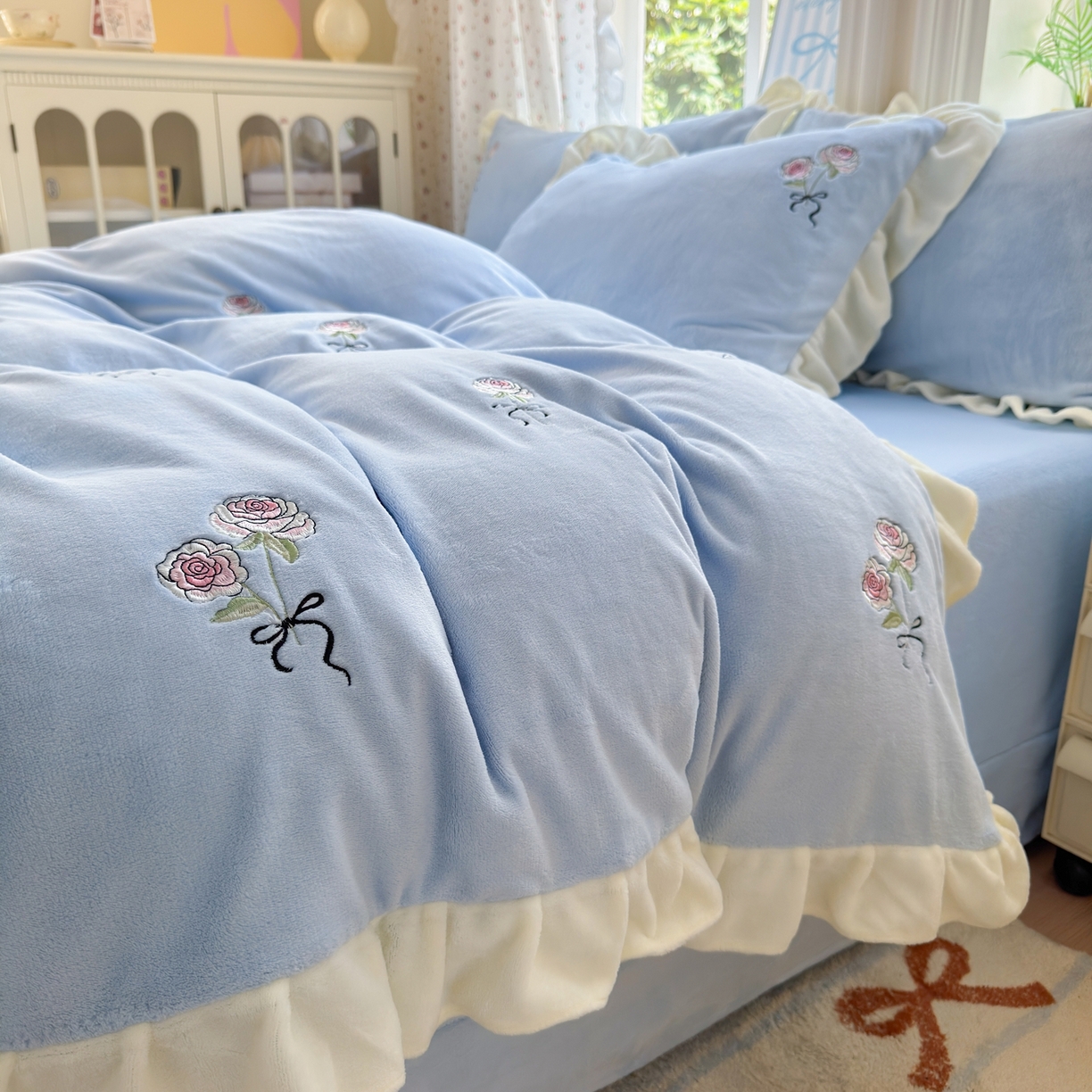 91家纺网 家纺一手货源 找家纺 娜娜 2025新款法式花边刺绣牛奶绒四件套 云间玫瑰-天空蓝