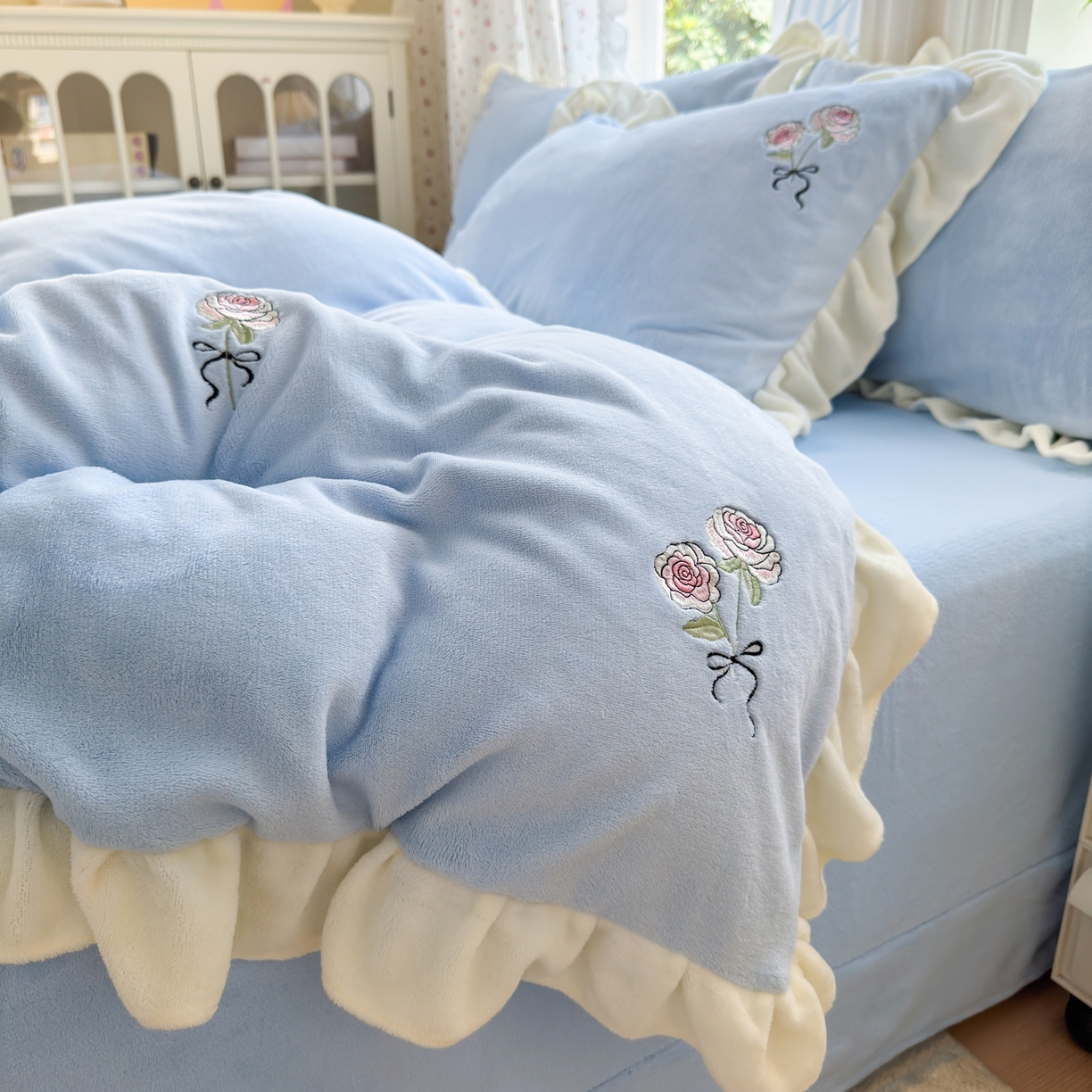 91家纺网 家纺一手货源 找家纺 娜娜 2025新款法式花边刺绣牛奶绒四件套 云间玫瑰-天空蓝