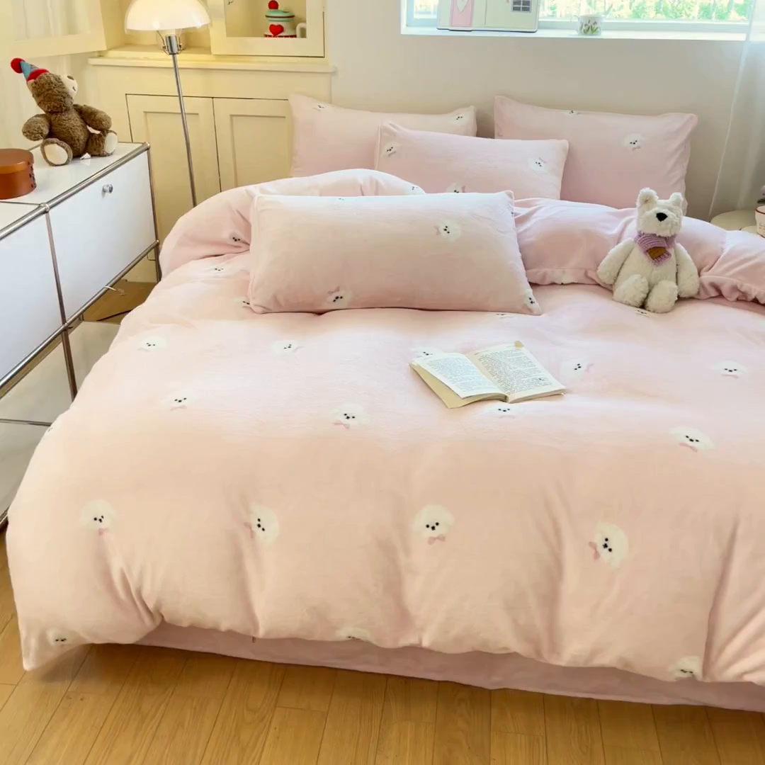 91家纺网 家纺一手货源 找家纺 贝扬思家纺 2025新款软fufu加厚保暖可爱系简约牛奶绒套件系列（小红书推荐）（提供买家秀） 绒绒小狗粉