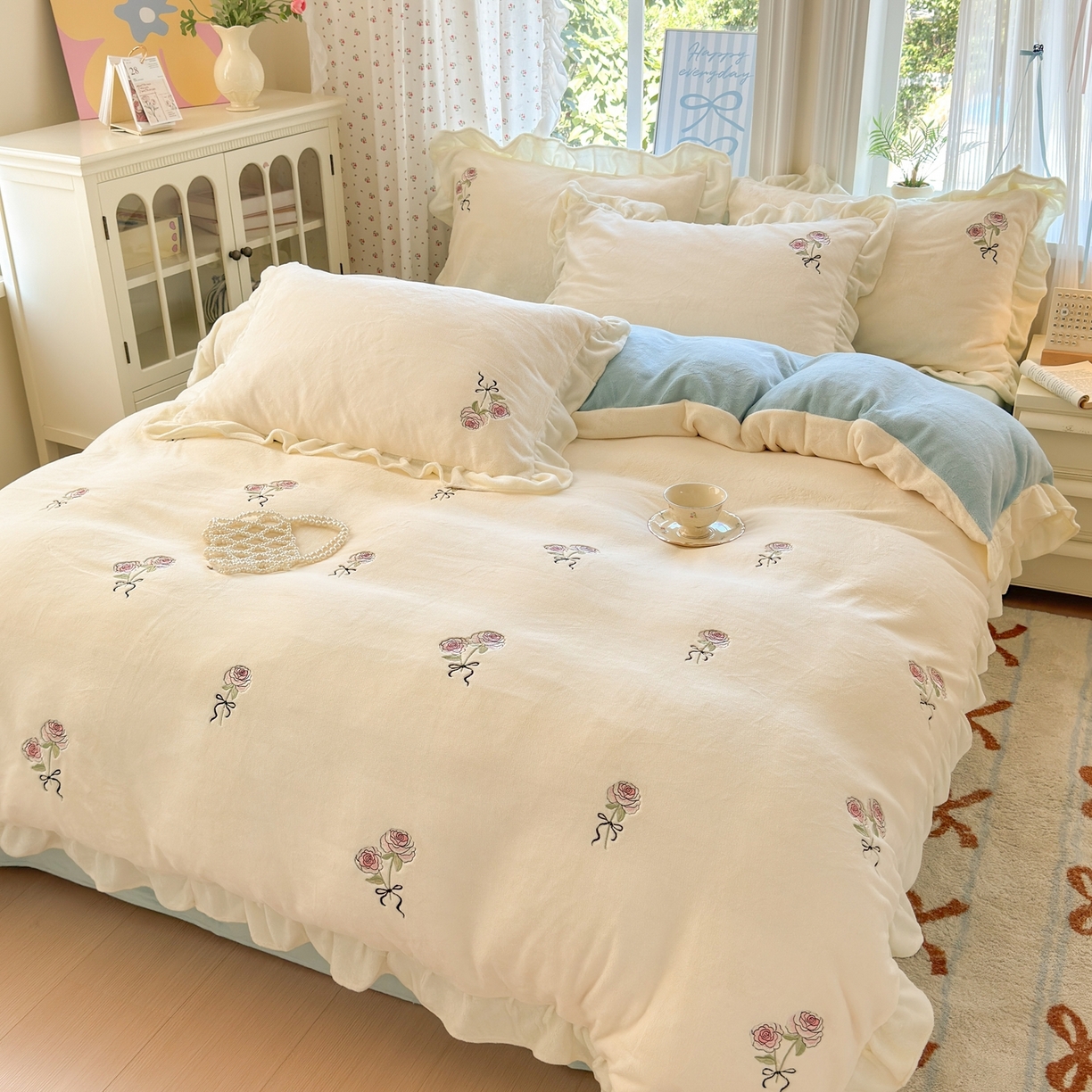 91家纺网 家纺一手货源 找家纺 娜娜 2025新款法式花边刺绣牛奶绒四件套 云间玫瑰白+繁星蓝