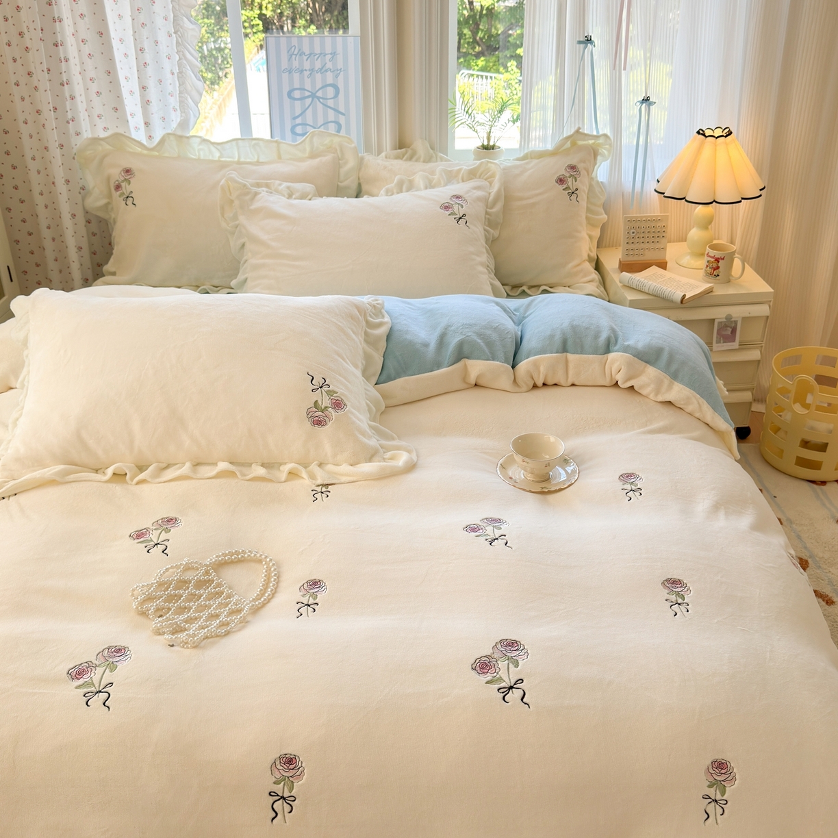 91家纺网 家纺一手货源 找家纺 娜娜 2025新款法式花边刺绣牛奶绒四件套 云间玫瑰白+繁星蓝