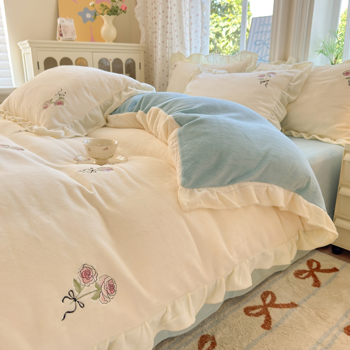 91家纺网 家纺一手货源 找家纺 娜娜 2025新款法式花边刺绣牛奶绒四件套 云间玫瑰白+繁星蓝