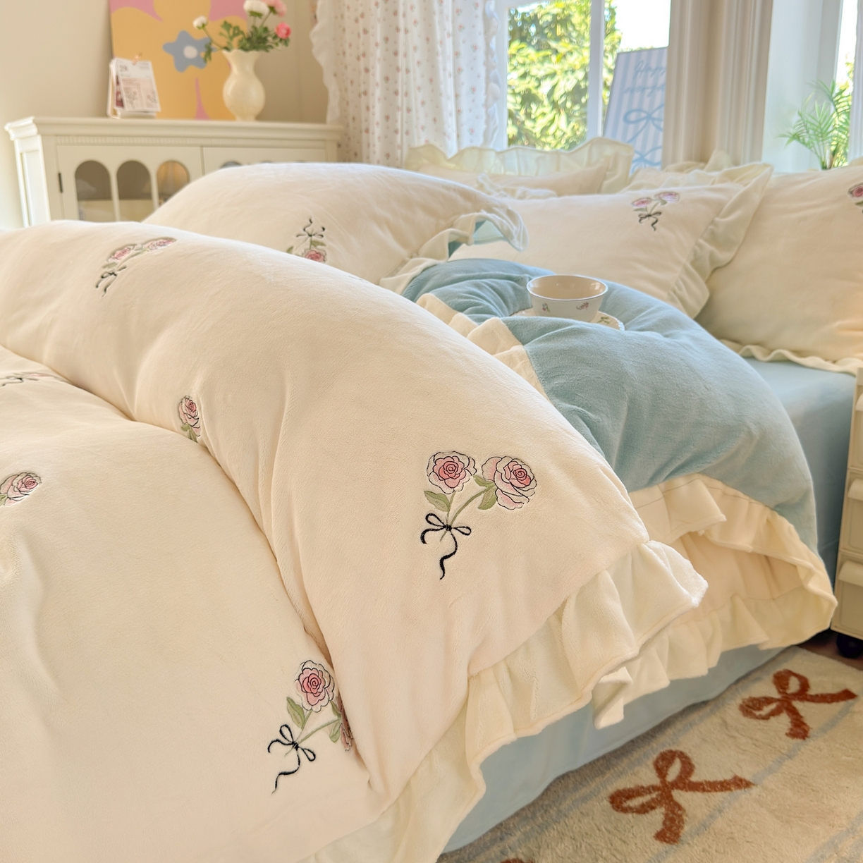 91家纺网 家纺一手货源 找家纺 娜娜 2025新款法式花边刺绣牛奶绒四件套 云间玫瑰白+繁星蓝