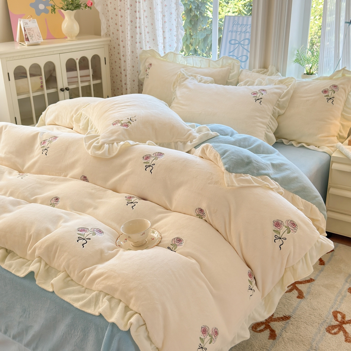 91家纺网 家纺一手货源 找家纺 娜娜 2025新款法式花边刺绣牛奶绒四件套 云间玫瑰白+繁星蓝