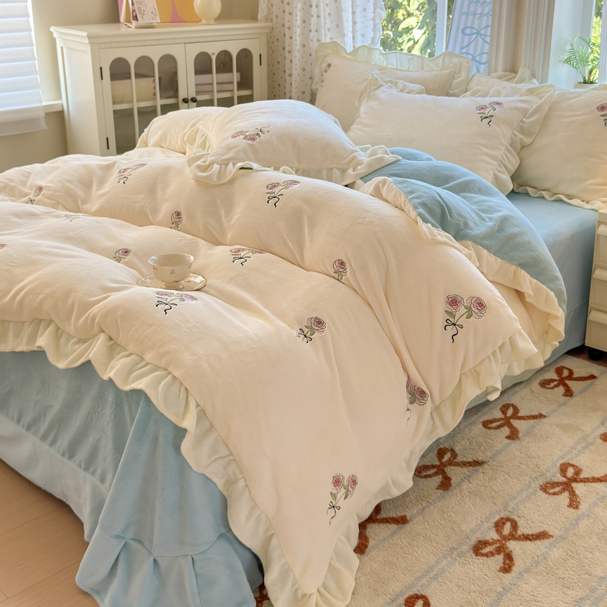 91家纺网 家纺一手货源 找家纺 娜娜 2025新款法式花边刺绣牛奶绒四件套 云间玫瑰白+繁星蓝