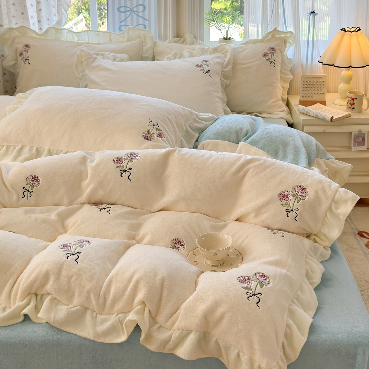 91家纺网 家纺一手货源 找家纺 娜娜 2025新款法式花边刺绣牛奶绒四件套 云间玫瑰白+繁星蓝