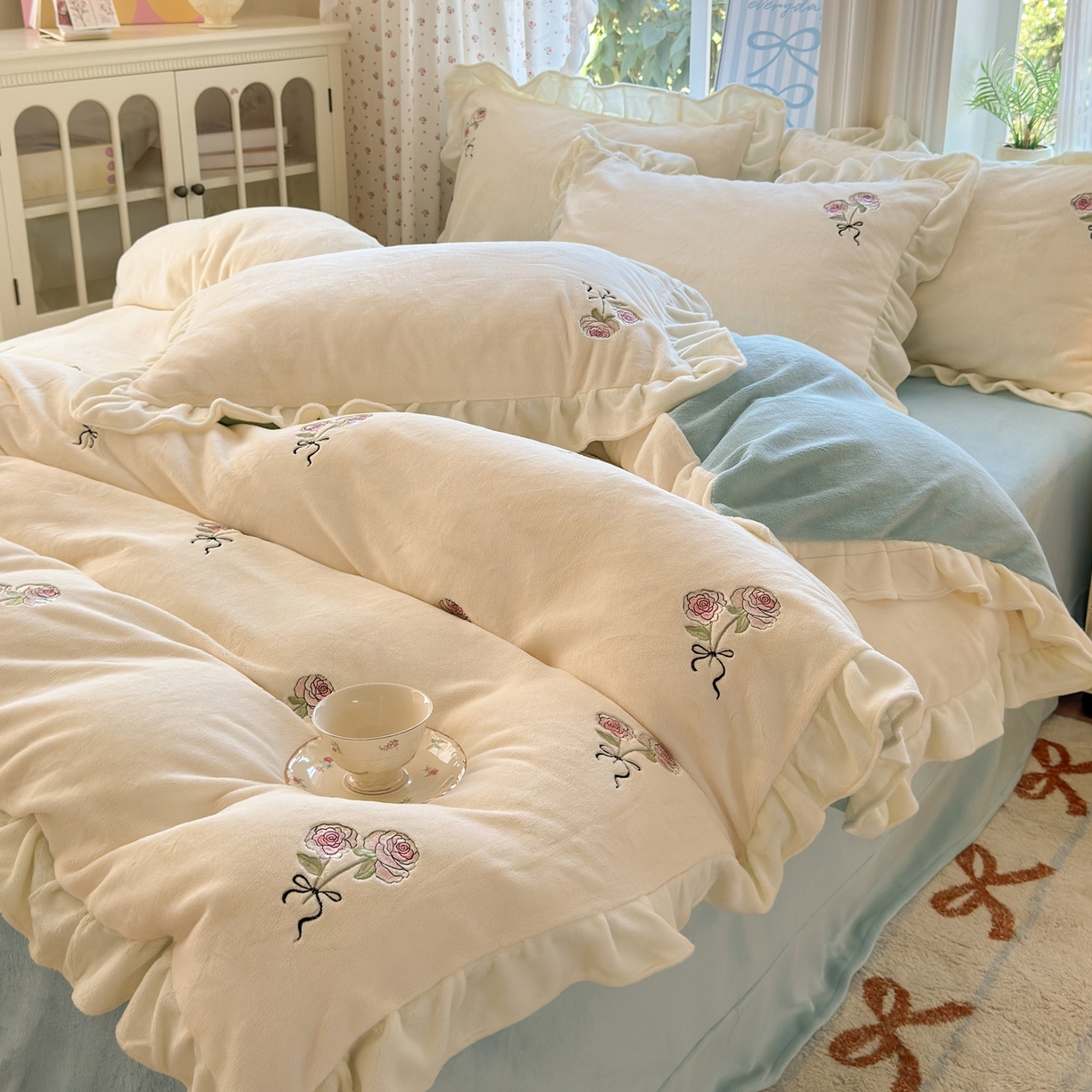 91家纺网 家纺一手货源 找家纺 娜娜 2025新款法式花边刺绣牛奶绒四件套 云间玫瑰白+繁星蓝