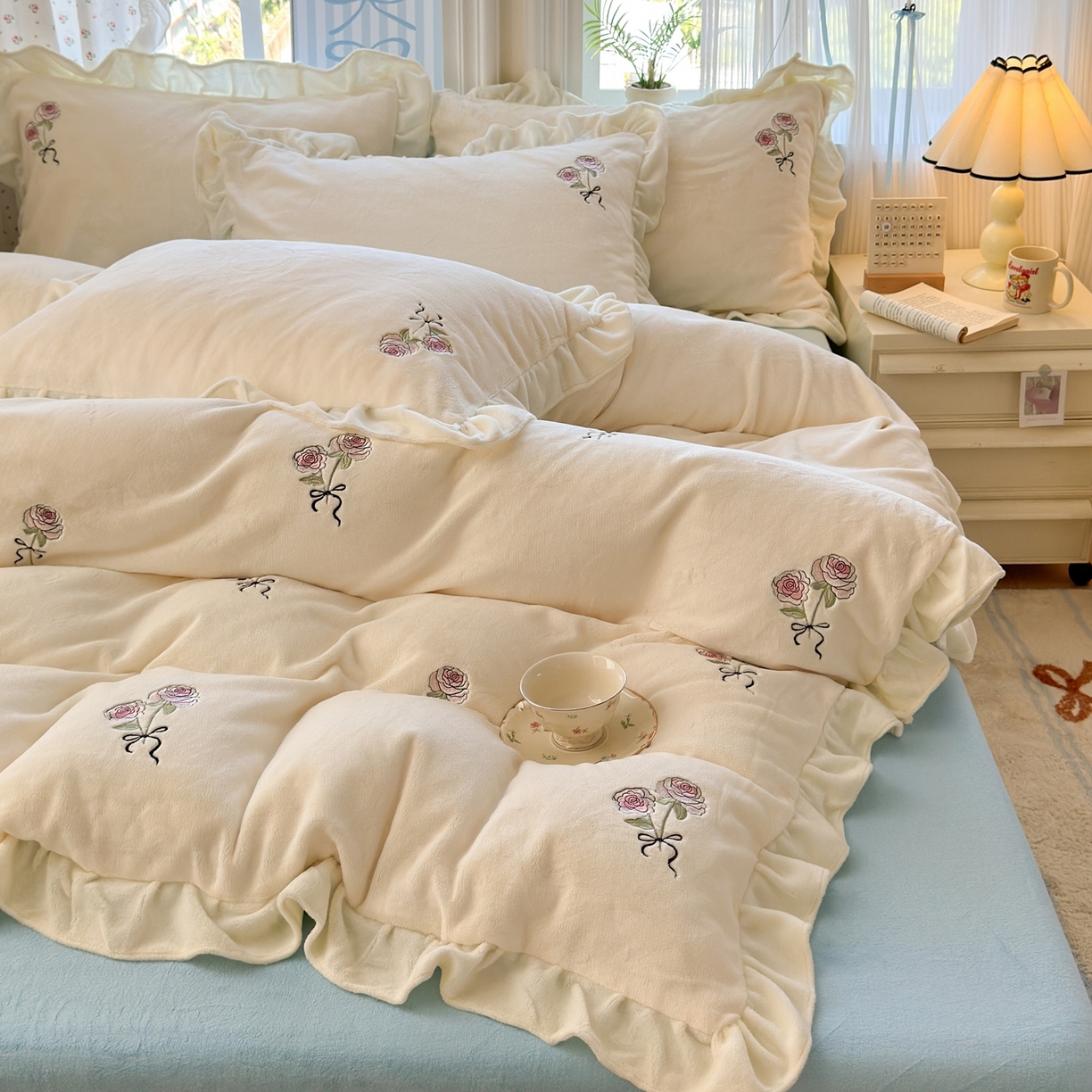 91家纺网 家纺一手货源 找家纺 娜娜 2025新款法式花边刺绣牛奶绒四件套 云间玫瑰白+繁星蓝