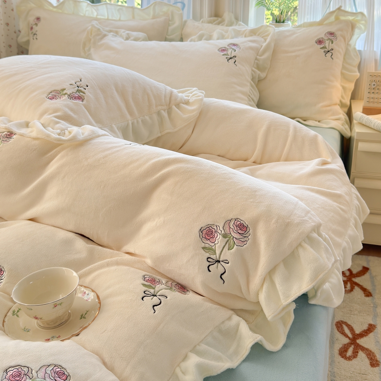 91家纺网 家纺一手货源 找家纺 娜娜 2025新款法式花边刺绣牛奶绒四件套 云间玫瑰白+繁星蓝