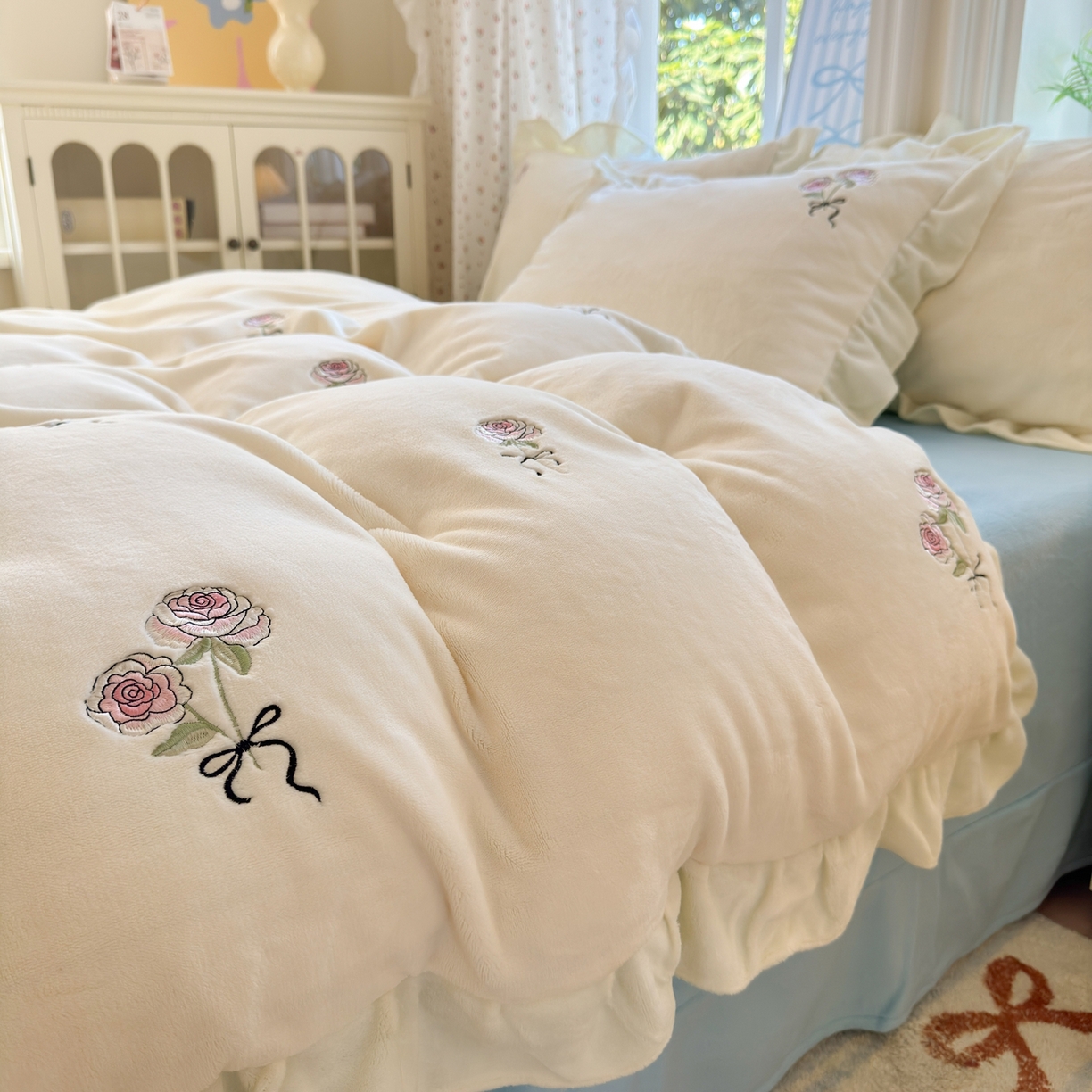 91家纺网 家纺一手货源 找家纺 娜娜 2025新款法式花边刺绣牛奶绒四件套 云间玫瑰白+繁星蓝