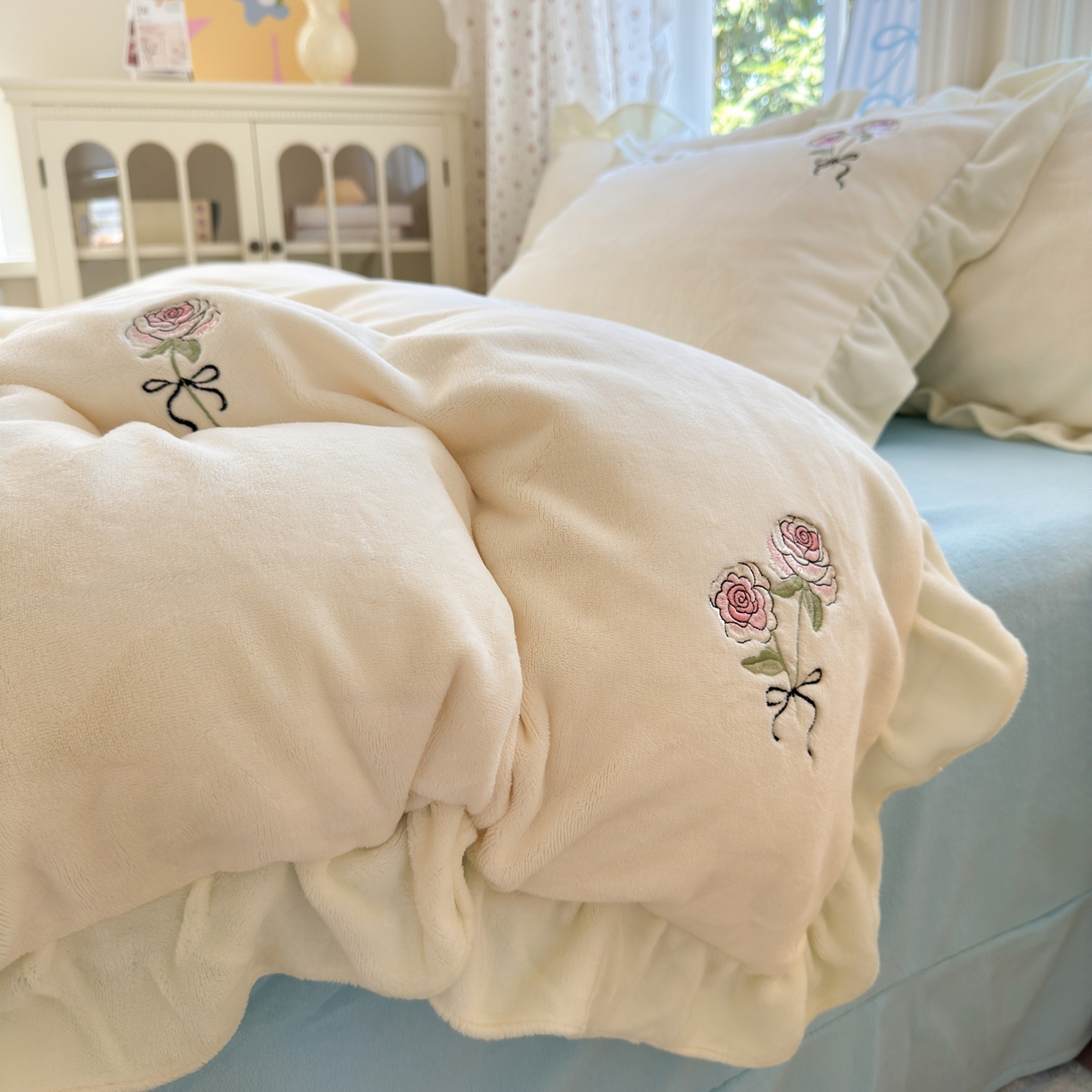 91家纺网 家纺一手货源 找家纺 娜娜 2025新款法式花边刺绣牛奶绒四件套 云间玫瑰白+繁星蓝