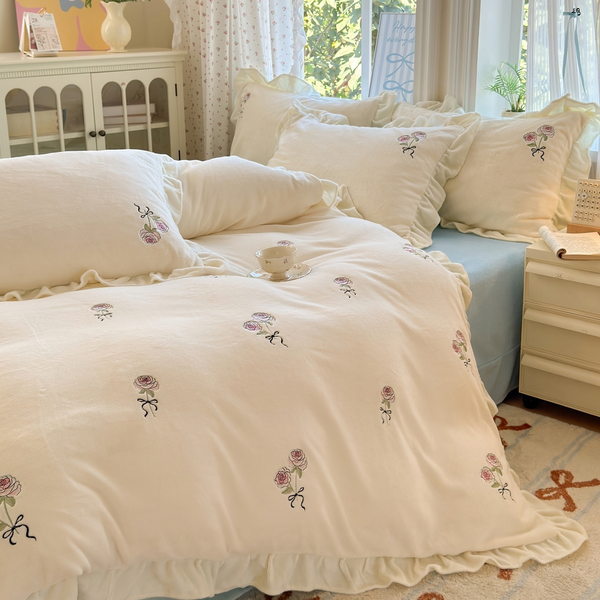 91家纺网 家纺一手货源 找家纺 娜娜 2025新款法式花边刺绣牛奶绒四件套 云间玫瑰白+繁星蓝