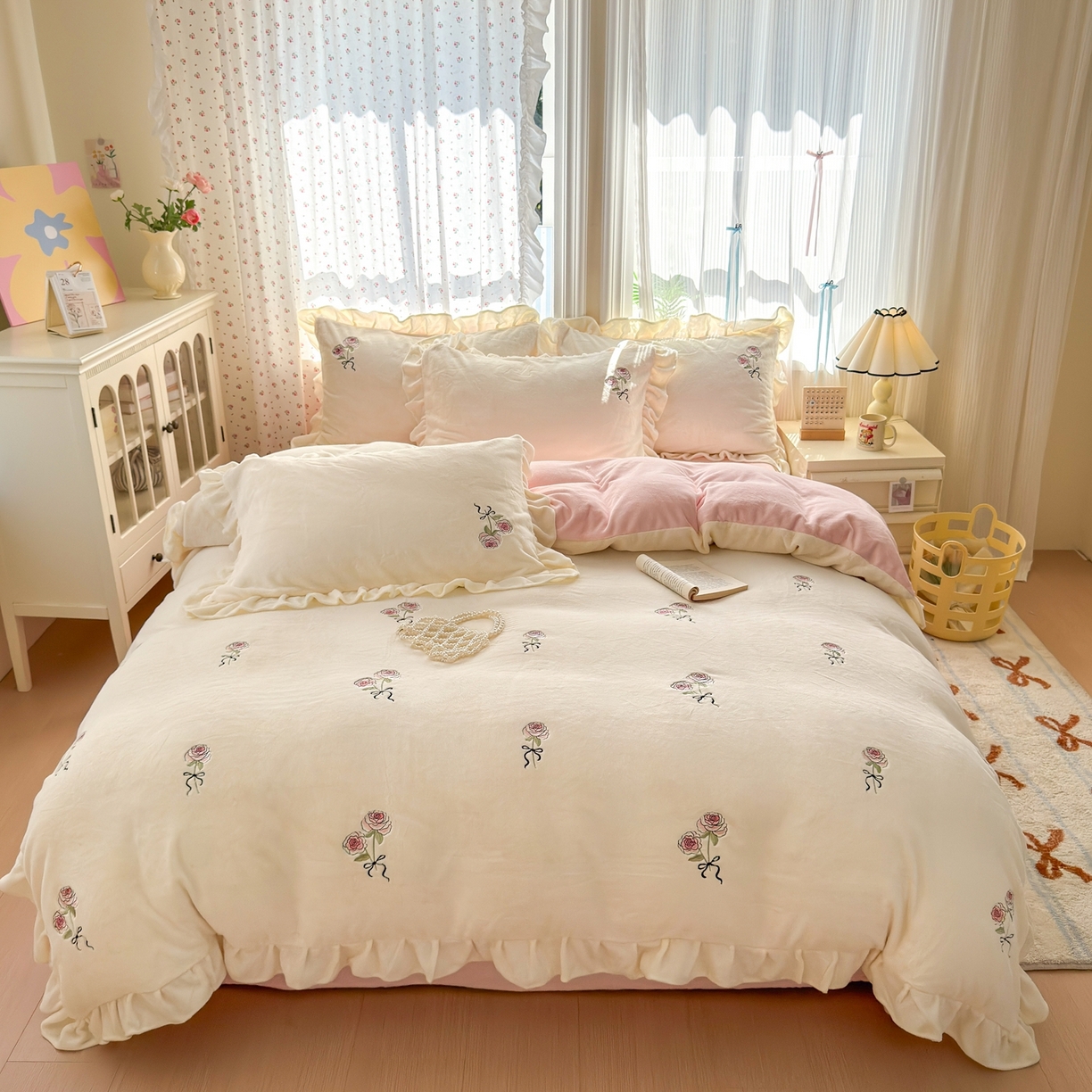 娜娜 2025新款法式花边刺绣牛奶绒四件套 云间玫瑰白+粉