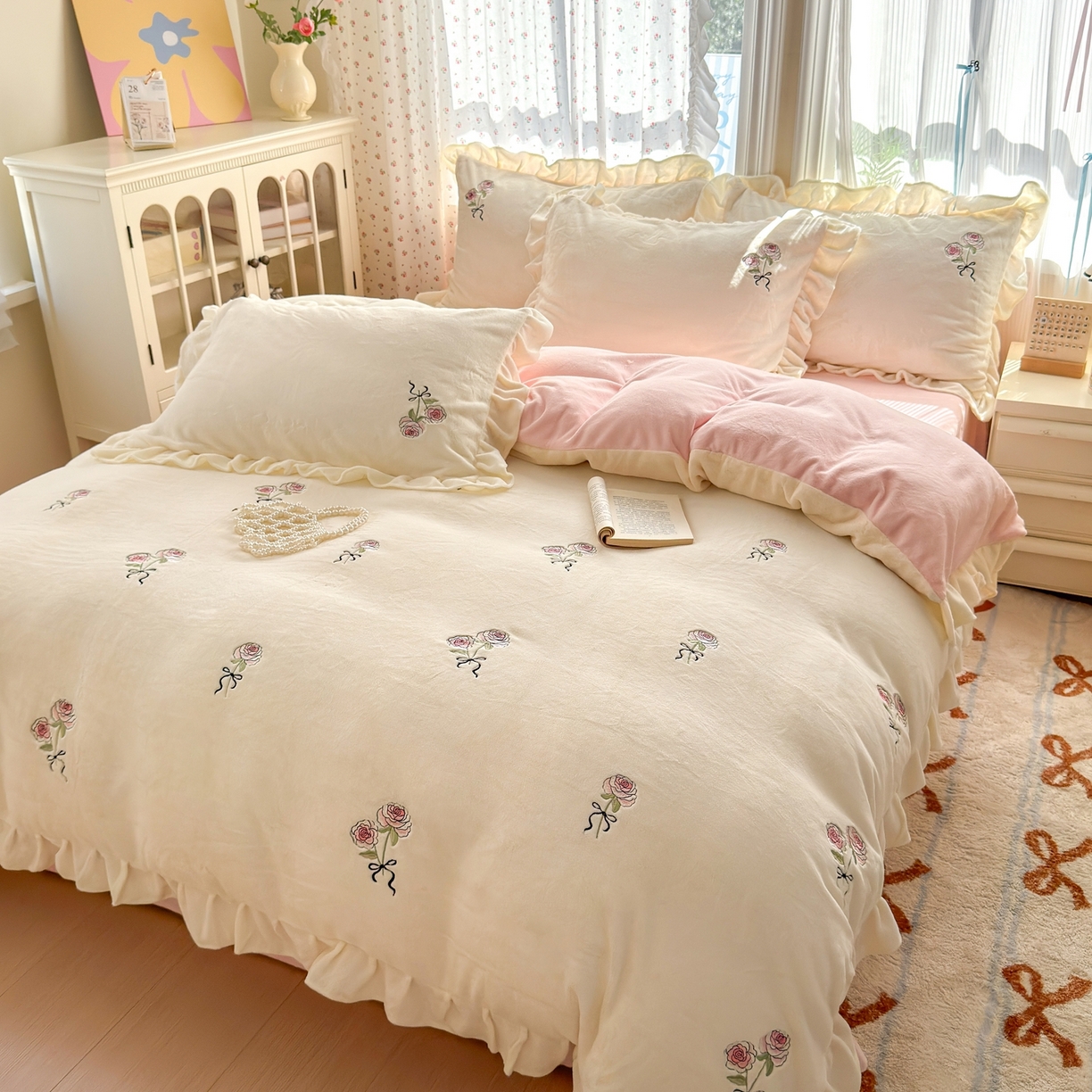 91家纺网 家纺一手货源 找家纺 娜娜 2025新款法式花边刺绣牛奶绒四件套 云间玫瑰白+粉