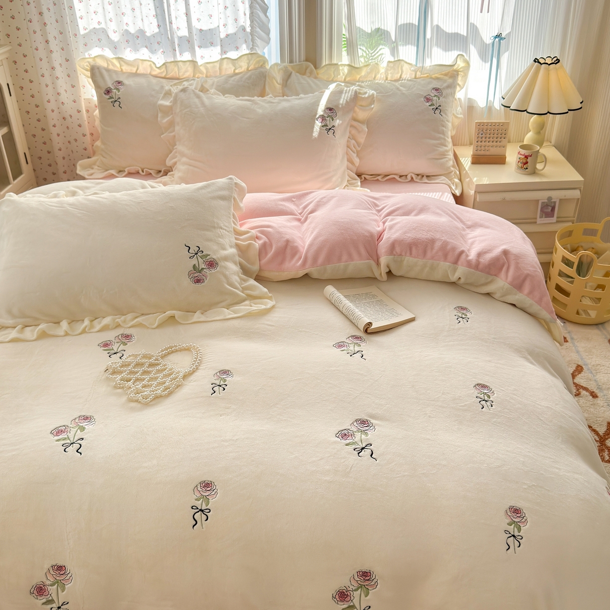 91家纺网 家纺一手货源 找家纺 娜娜 2025新款法式花边刺绣牛奶绒四件套 云间玫瑰白+粉