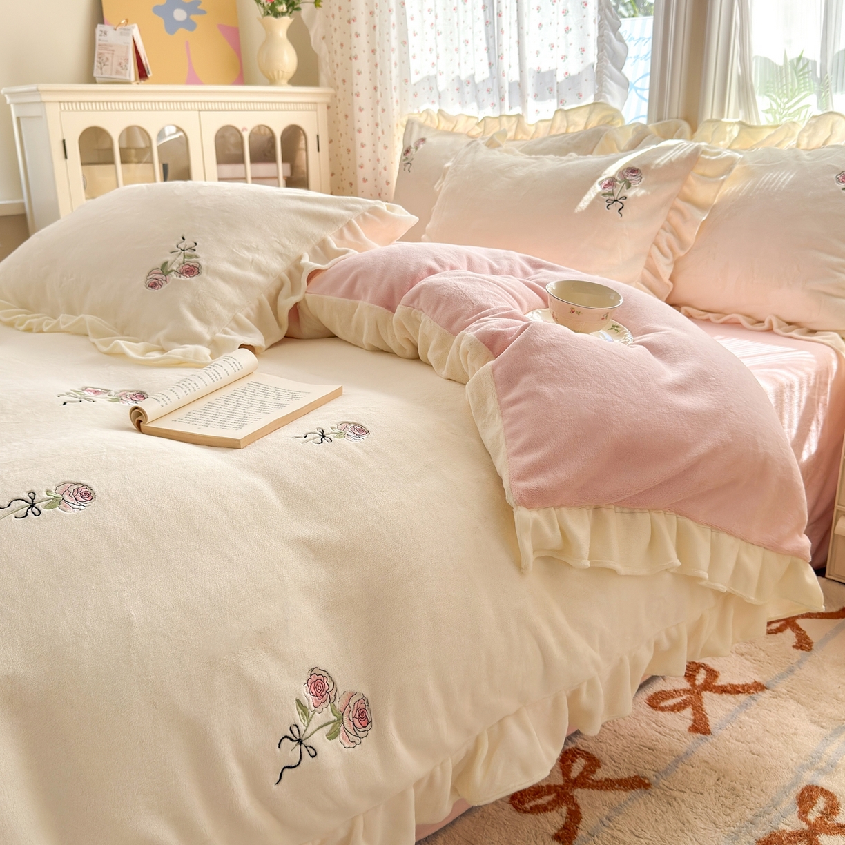 91家纺网 家纺一手货源 找家纺 娜娜 2025新款法式花边刺绣牛奶绒四件套 云间玫瑰白+粉