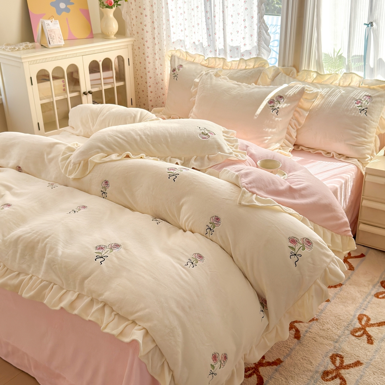 91家纺网 家纺一手货源 找家纺 娜娜 2025新款法式花边刺绣牛奶绒四件套 云间玫瑰白+粉