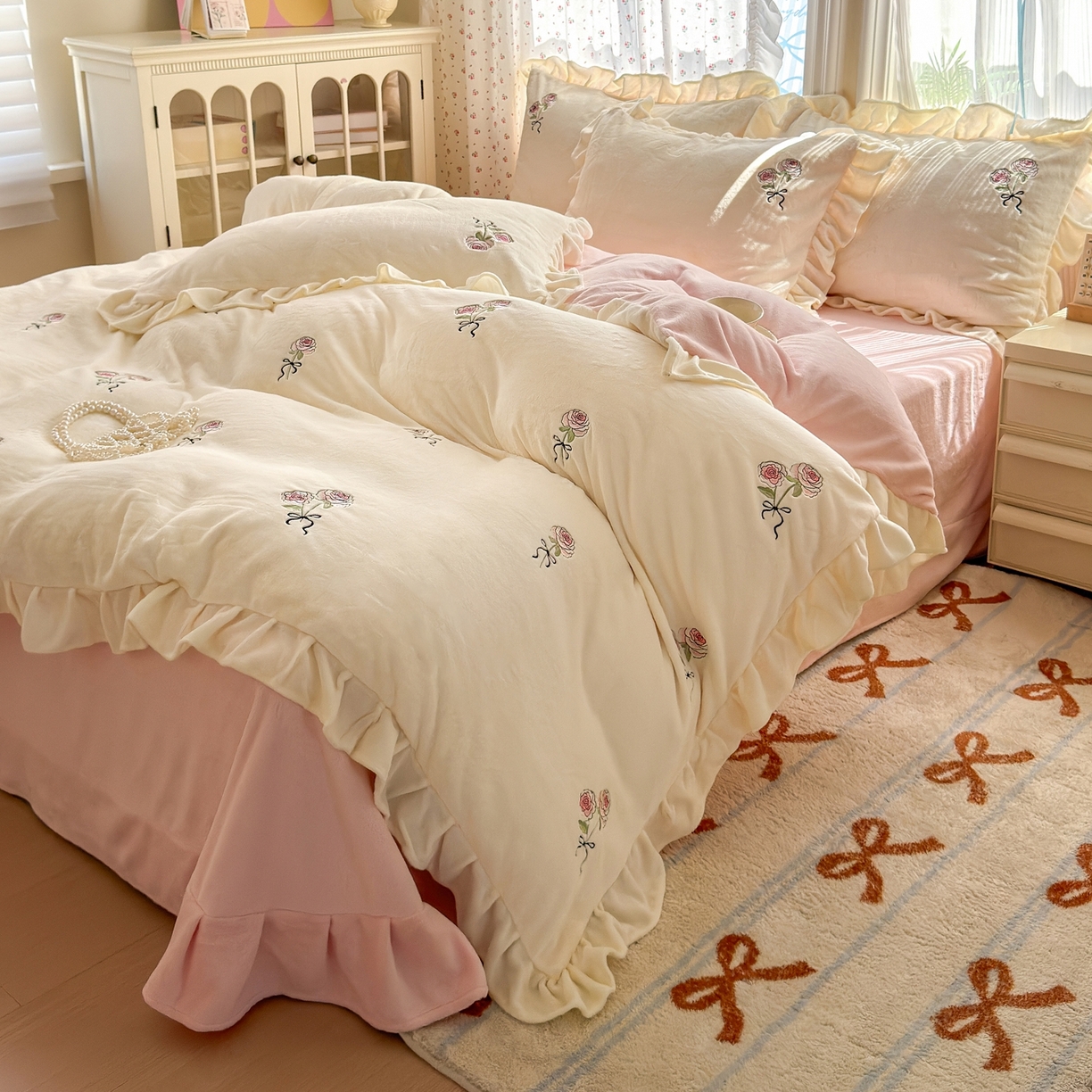 91家纺网 家纺一手货源 找家纺 娜娜 2025新款法式花边刺绣牛奶绒四件套 云间玫瑰白+粉