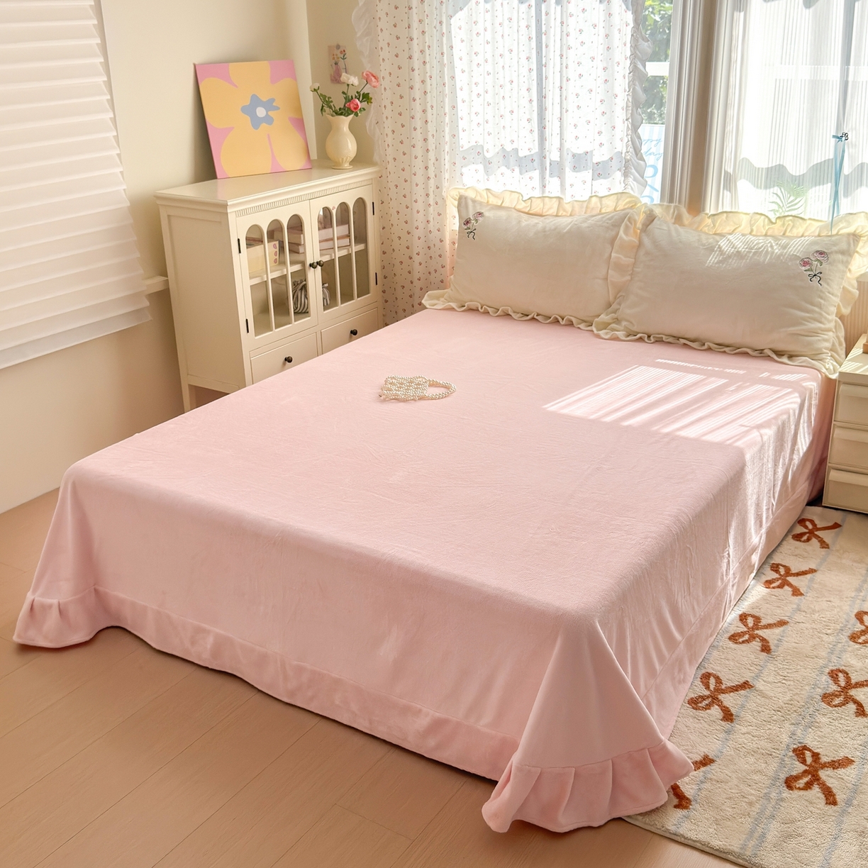 91家纺网 家纺一手货源 找家纺 娜娜 2025新款法式花边刺绣牛奶绒四件套 云间玫瑰白+粉