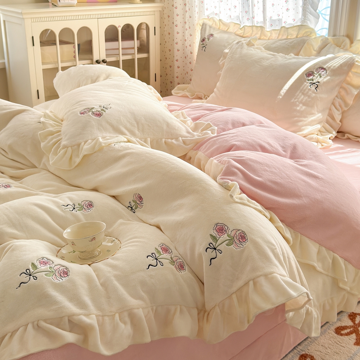 91家纺网 家纺一手货源 找家纺 娜娜 2025新款法式花边刺绣牛奶绒四件套 云间玫瑰白+粉