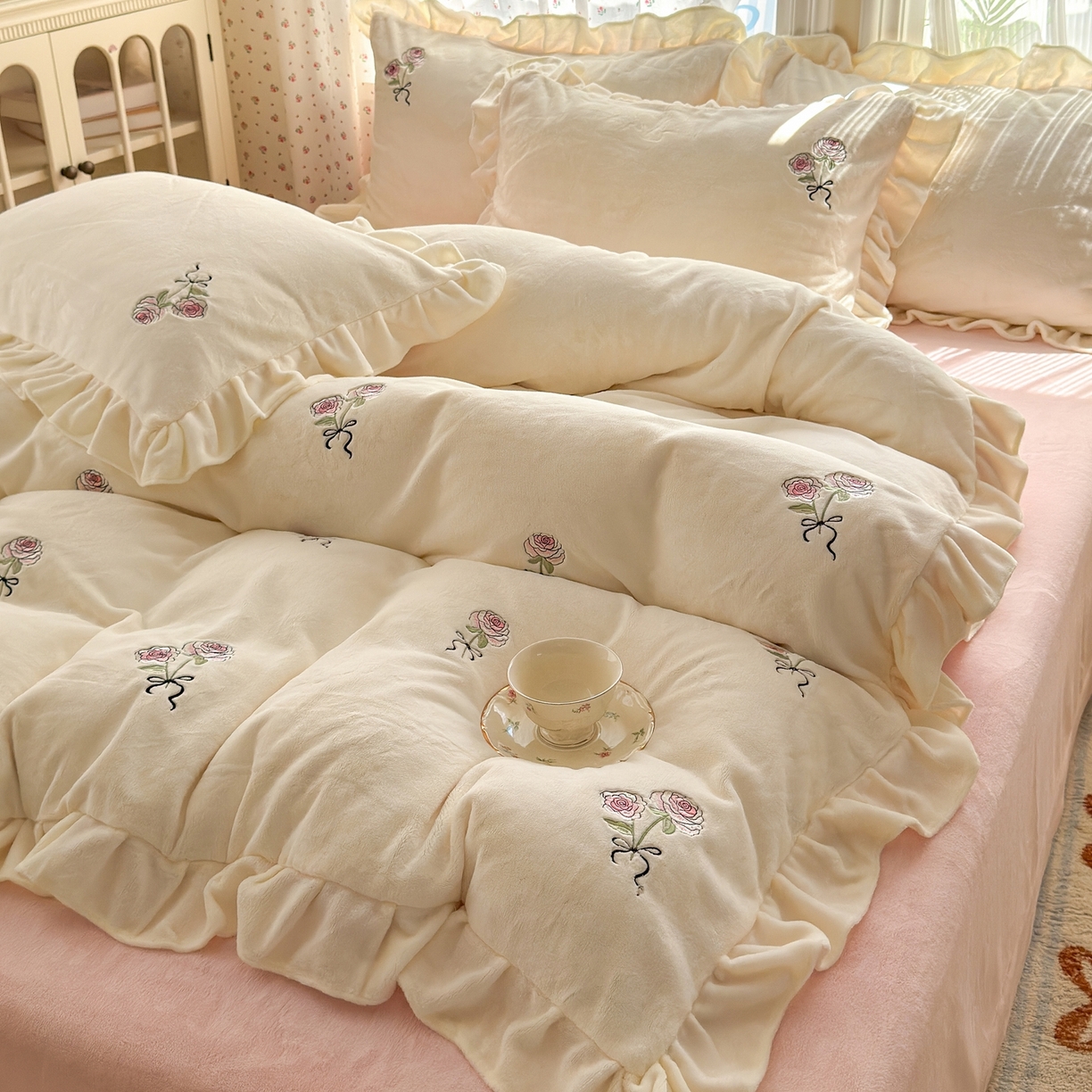 91家纺网 家纺一手货源 找家纺 娜娜 2025新款法式花边刺绣牛奶绒四件套 云间玫瑰白+粉