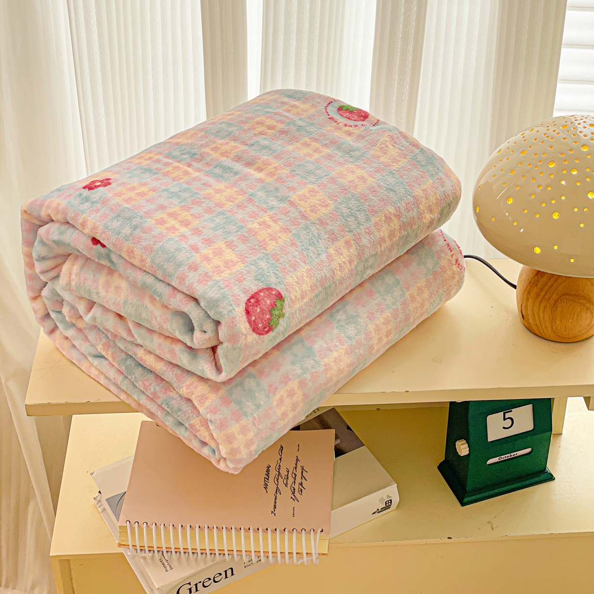 91家纺网 家纺一手货源 找家纺 Mata蔓塔家 2025新款四季款双面印花牛奶绒午休毯毛毯毯子空调毯 草莓奶茶