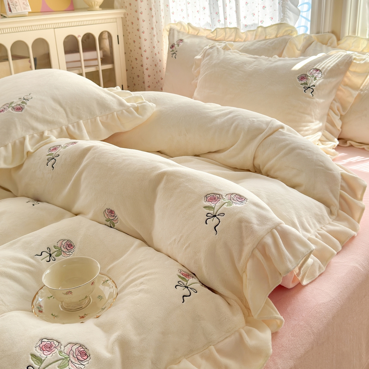 91家纺网 家纺一手货源 找家纺 娜娜 2025新款法式花边刺绣牛奶绒四件套 云间玫瑰白+粉