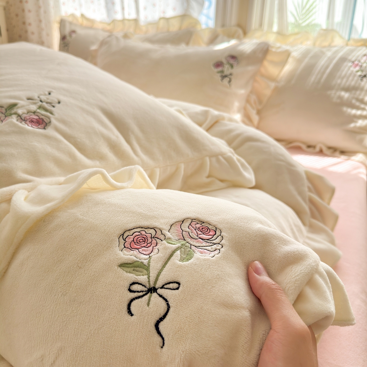 91家纺网 家纺一手货源 找家纺 娜娜 2025新款法式花边刺绣牛奶绒四件套 云间玫瑰白+粉