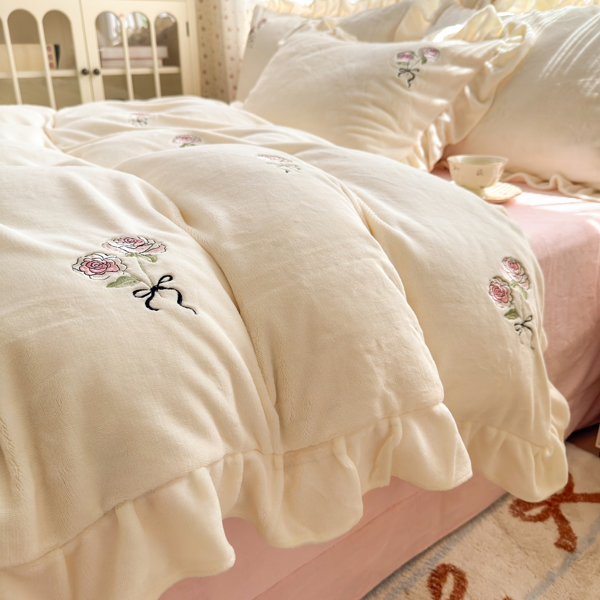 91家纺网 家纺一手货源 找家纺 娜娜 2025新款法式花边刺绣牛奶绒四件套 云间玫瑰白+粉