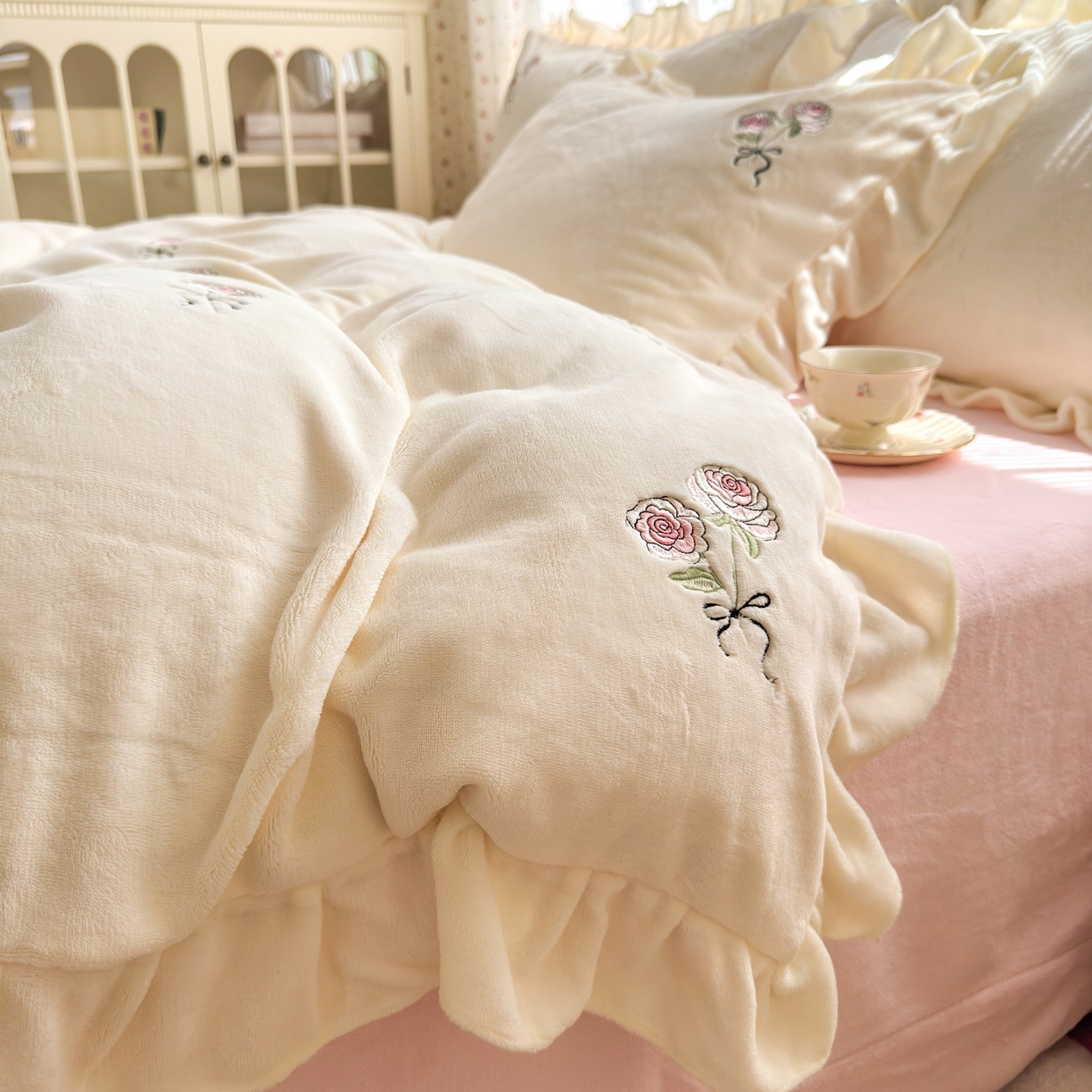 91家纺网 家纺一手货源 找家纺 娜娜 2025新款法式花边刺绣牛奶绒四件套 云间玫瑰白+粉