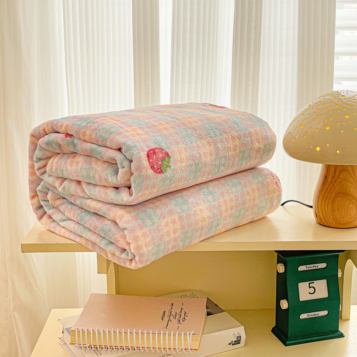 91家纺网 家纺一手货源 找家纺 Mata蔓塔家 2025新款四季款双面印花牛奶绒午休毯毛毯毯子空调毯 草莓奶茶